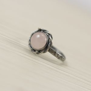 kwarc różowy, srebro, pierścionek, srebrny pierścionek, pierścionek z kwarcem różowym, rękodzieło, srebro oksydowane, chileart, srebrna biżuteria